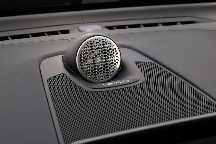 15スピーカーで構成される総出力1410Wの「Bowers & Wilkinsハイフィデリティオーディオシステム」は、39万円の有償オプション。