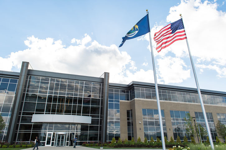 北米自動車部門本社の面積は約1万7500平方m。約1000人の社員がコネクテッドカー技術や車載オーディオ機器、テレマティクスなどの先進技術の研究・開発に従事している。