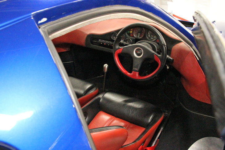 「日産R390 GT1ルマン公認取得用ロードカー」のインテリア。シートをはじめ本革張りの部分が多い。