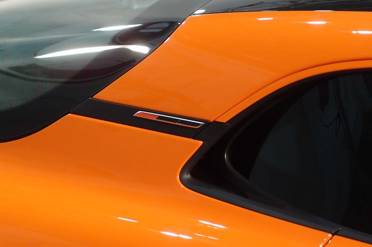 アルピーヌA110S（ヘリテージカラー採用車のCピラー周辺部）