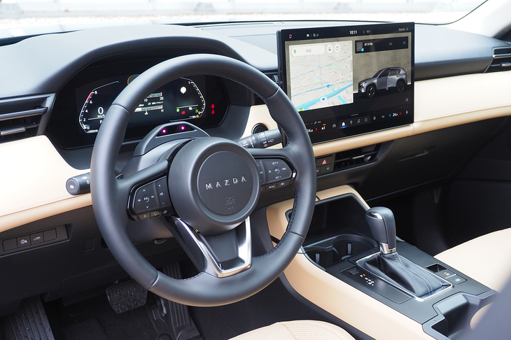 新型では一部を除いてメカスイッチをなくし、操作の主体をタッチスクリーンに集約。ステアリングスイッチもタッチ式だ。