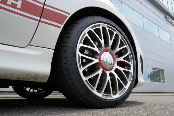 タイヤが発するノイズは、大別してロードノイズとパターンノイズに分けられる。「イーグルF1アシメトリック6」では後者の騒音エネルギーを、従来品より25％低減している。