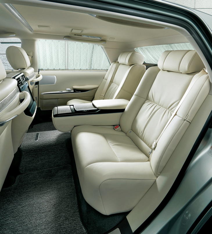 オプションの本革は、このフロマージュ（チーズの意味）とブラックの2種類。前後席の間隔は先代より95mm拡大されたという。本革仕様に限っては、本杢はタモ（ブラウン）のほかにこのアッシュ（シルバー）も用意される。