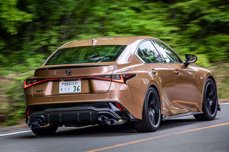 「TOM’SレクサスIS300」の走りは、高いフラット感をキープしながら路面を舐（な）めるように捉えていく感覚が印象的だった。