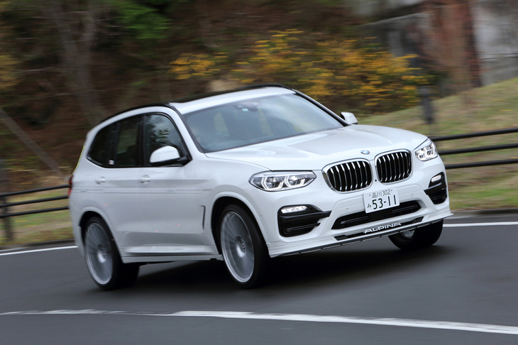 動力性能については、0-100km/h加速が4.9秒、巡航最高速度が254km/h（22インチホイール装着車は249km/h）と公称されている。