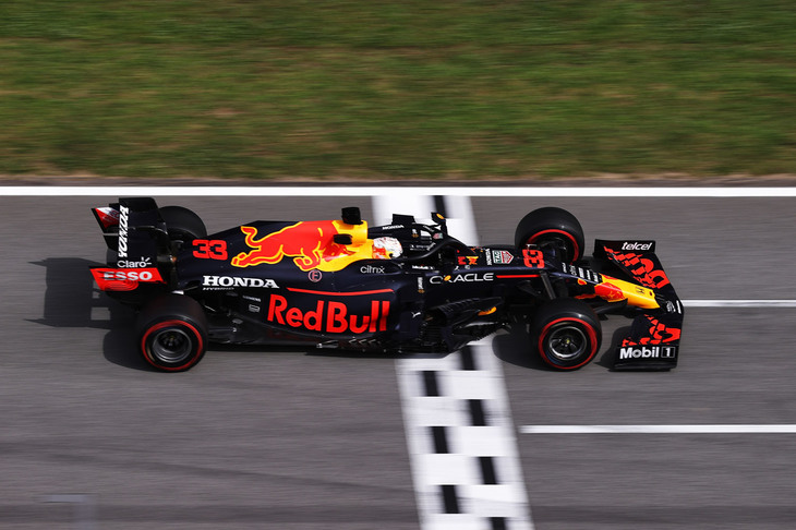 0.036秒秒というわずかの差で予選2位となったフェルスタッペン（写真）。スペインGPで最後にレッドブルがフロントローにつけたのは2011年であることを考えれば、今季のマシン＆ホンダのパワーユニットの総合力の高さが本物であることがうかがえよう。レースでは抜群の滑り出しで1位の座を奪うも、メルセデスの2ストップ作戦に屈服し2位となり、ハミルトンとのポイント差は14点に開いた。チームメイトのセルジオ・ペレスは、肩に痛みを抱えながら予選8位、レースでは昨季レーシングポイントで記録したのと同じ5位でゴール。（Photo=Getty Images / Red Bull Content Pool）