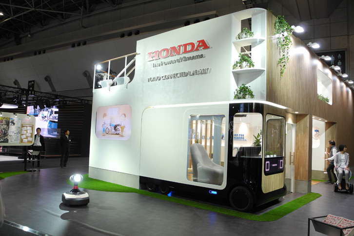 「ホンダ家モビ コンセプト」外観。駐車場にはクルマがピッタリ収まっている。