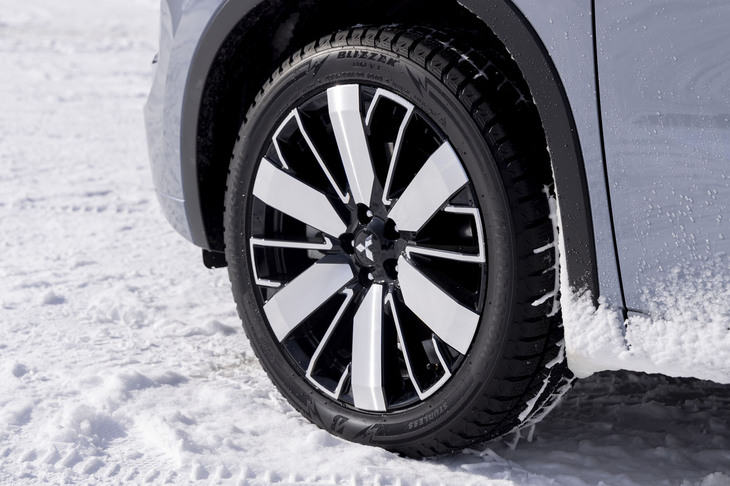 装着されていたスタッドレスタイヤはブリヂストンの「ブリザックDM-V3」。北海道・北東北の主要都市での装着率が23年連続No.1をうたう安心と安定のブランドだ
