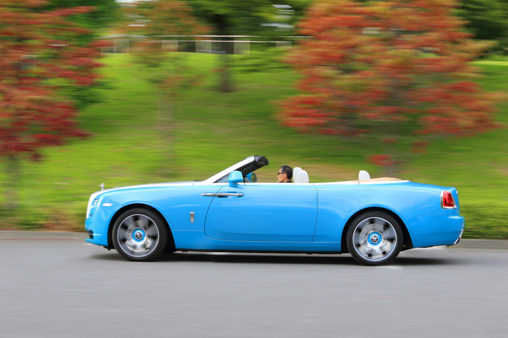 車両重量が2.5tを優に超える「ドーン」だが、パワフルなV12エンジンの搭載により、0-100km/h加速は4.9秒という動力性能も実現している。