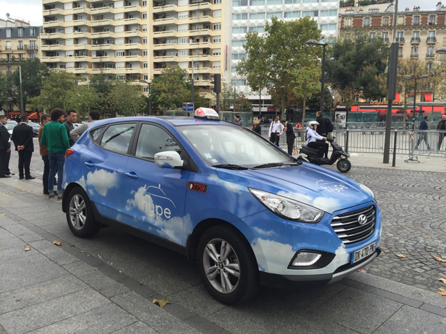 パリモーターショー2016の会場周辺にたたずんでいたのは、燃料電池車「ヒュンダイiX35フューエルセル」のタクシー。ヒュンダイは2015年12月、パリで同型車を5台納入している。