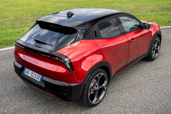 渕野氏＆清水氏が絶賛する、リアまわりの造形。張り出したタイヤまわりに、大きく寝かされたリアガラス、その流れを断ち切るようなリアコンビランプおよびテールゲート下面の“絶壁”により、非常にスポーティーで力強く、抑揚の豊かな意匠となっている。