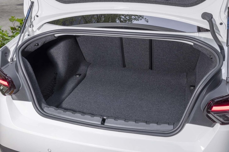 トランクルームの容量は390リッター。後席の背もたれは40：20：40分割で前に倒せる。