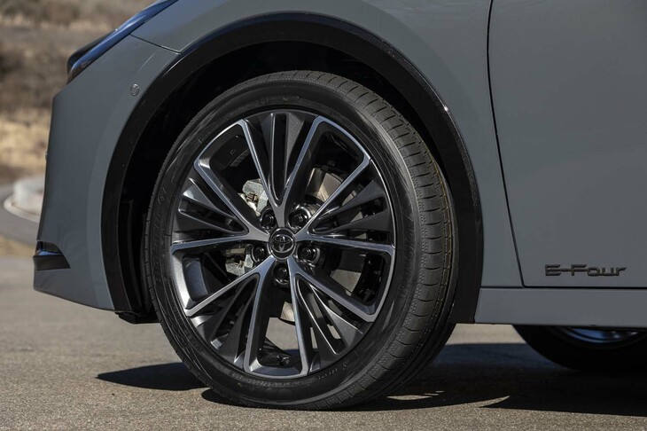 2リッターモデルに組み合わされる19インチアルミホイール。4WDモデルであることを示す「E-Four」のエンブレムは、写真のように、助手席側フロントドアの下方にだけ添えられる。