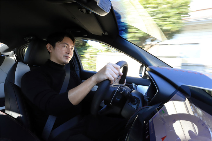 気鋭のインテリアコンサルタントとして活躍する神戸アレック氏。神奈川・横浜と山梨・河口湖の2拠点を往復する生活のためにクルマは欠かせない存在で、これまでに50台以上を乗り継いできた生粋のカーガイでもある。