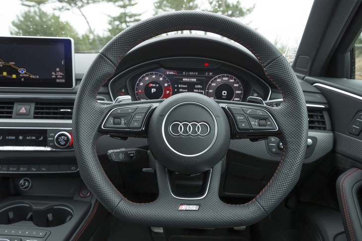 ディンプル加工が施された「マルチファンクションスポーツステアリングホイール」。下端がフラットなデザインが特徴的。