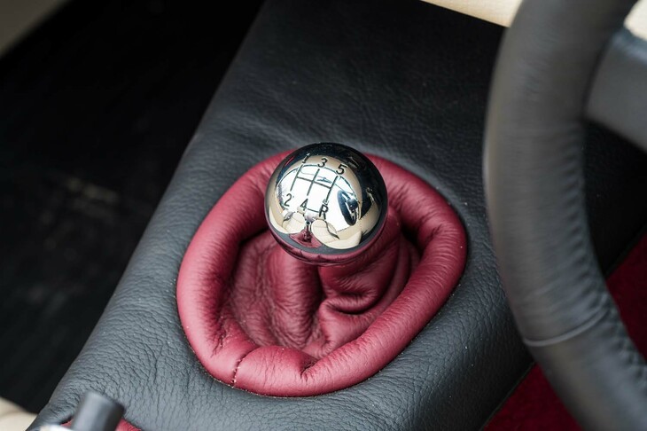 シフトノブは今どき珍しいほどのショートストローク型。動きはゴキゴキと骨っぽく、森口氏のように小気味よいシフトを味わうには、いささかの慣れと経験が必要だ。