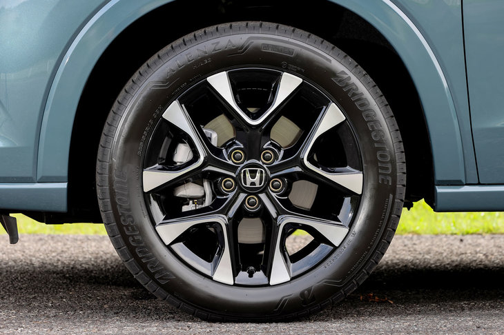 タイヤも専用に開発してもらったという「ZR-V」。取材車には「ブリヂストン・アレンザH/L33」と「ヨコハマ・アドバンdB V552」が装
	着されていた。