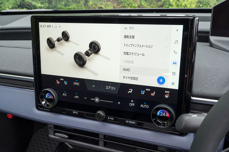 セーターディスプレイは14インチに大型化されるとともに、AWDの駆動力制御やタイヤ空気圧の表示など、一部の機能が液晶メーターより移動された。下部の設定メニューも、空調関連のものを一部ソフトスイッチ化するなど手が加えられている。