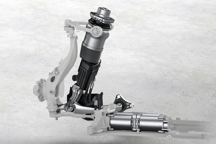 「ポルシェアクティブライドサスペンション」は、油圧ポンプによる制御機構を備えたダンパーとエアサスペンションを組み合わせたものだ。4輪の伸縮をアクティブに、瞬時に調整することが可能で、より緻密で幅広い姿勢制御を可能としたほか、スタビライザーを省いたり、エアサスをシングルチャンバー式にしたりと、機構の軽量化や高効率化にも寄与している。