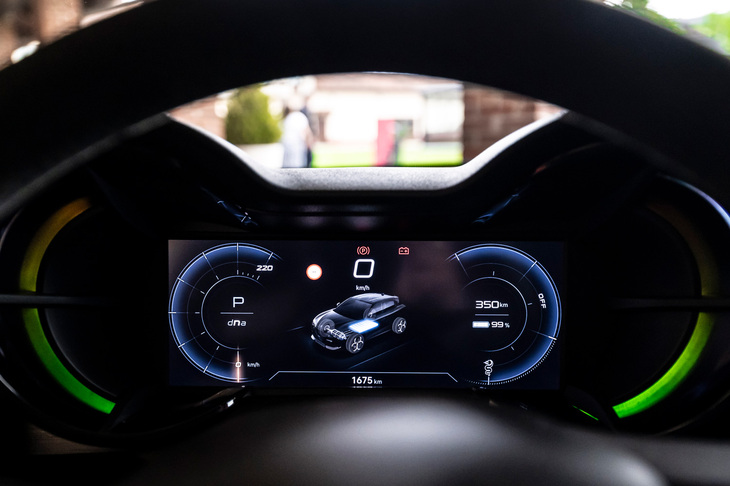 メーターナセルの内側に備わる、フルカラーのドライバーインフォメーションディスプレイ。高精細で視認性は申し分ない。