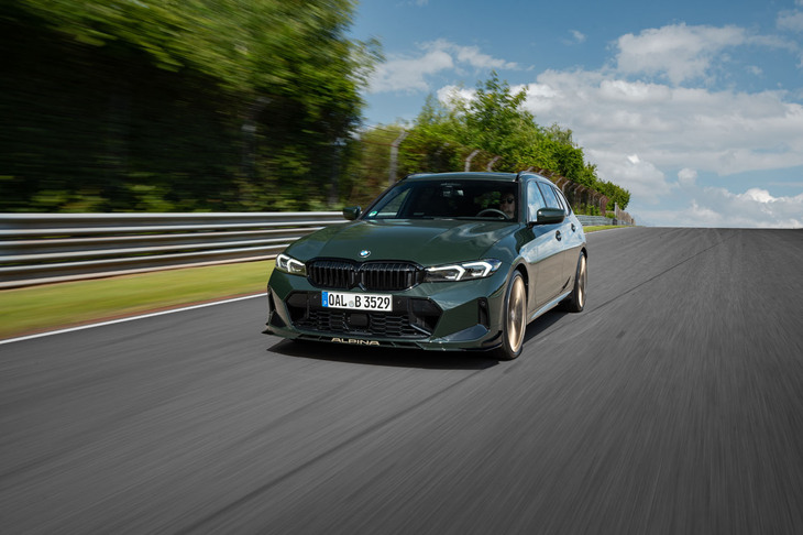 ドイツ・ザクセンリンクにおける「B3 GTツーリング」の走行シーン。リムジンとは異なるスプリングやダンパーを使いつつ、思ったとおりのラインをトレースしてくれる仕上がりには感心する。ボディー形式の違いをほとんど感じさせないスポーティーな走りが魅力だ。