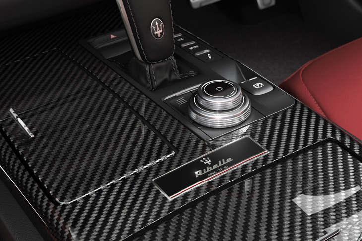 インテリアカーボンキットを採用。「Ribelle」バッジも装着される。