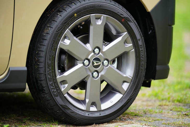 専用ホイールは15インチ。フラットなデザインのスポークのため、実サイズよりも大きく見える