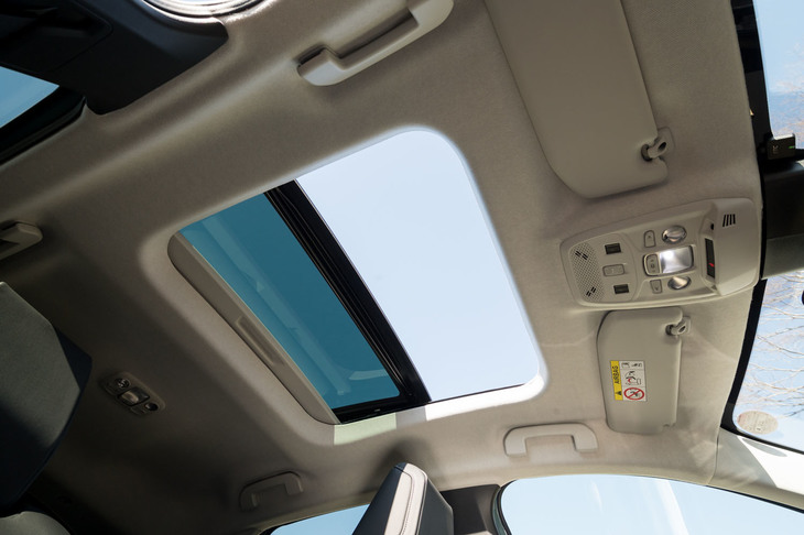 エントリーグレードの「フィール」を除き、「C4」シリーズにはガラススライディングルーフが標準装備される。