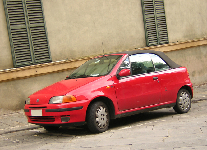 こちらは、デザインおよびボディーの生産をベルトーネが担当した「フィアット・プント カブリオ」（2005年撮影）。ただし、こうしたレア車は、車両盗難の対象とはなりにくい。