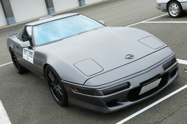 こうしたイベントでは、参加者のマイカーを見学する、いわゆる“駐車場めぐり”も非常におもしろい。こちらのちょっと不穏な空気を漂わせる一台は、1983年から1996年にかけて生産されたC4世代の「シボレー・コルベット」。それもマニア垂涎（すいぜん）の「ZR-1」だ。