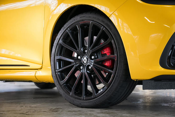 足元の仕様は「トロフィー」と共通。タイヤサイズは205/40R18で、「ミシュラン・パイロットスーパースポーツ」が装着されていた。