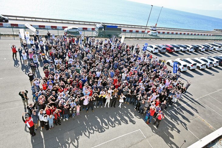 開会式の直後には、参加者全員でオーテックの「A」のポーズで記念撮影。今回は全国から282台の車両が参加。来場者は約600人を数えた。