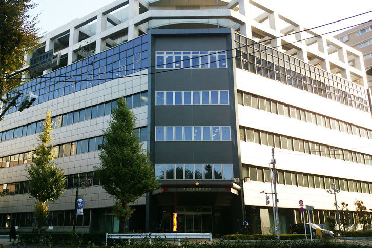 今日も武蔵野市の平和と安全を守る武蔵野警察署。車庫証明の受け取りで対応してくれた係員は、「お兄さん、これ古いクルマ？　がんばってね！」と声を掛けてくれた。そこまで古いクルマじゃないんですが……。