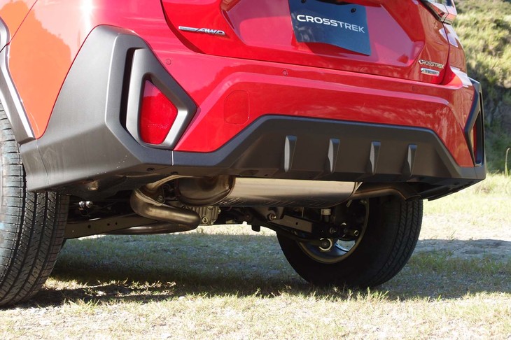スバル・クロストレック（リアバンパーおよびマフラー）