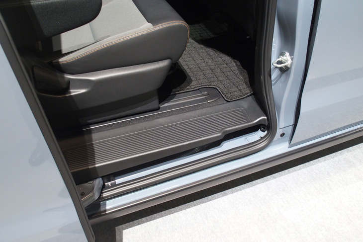 ホンダ・フリード クロスター（2列目ドア開口部）