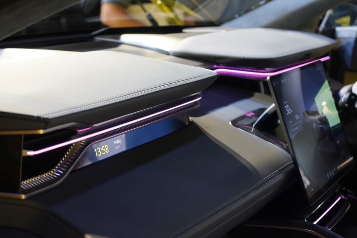 独特の形状のダッシュボード上面は、リアスポイラーの形状をモチーフにデザインされている。