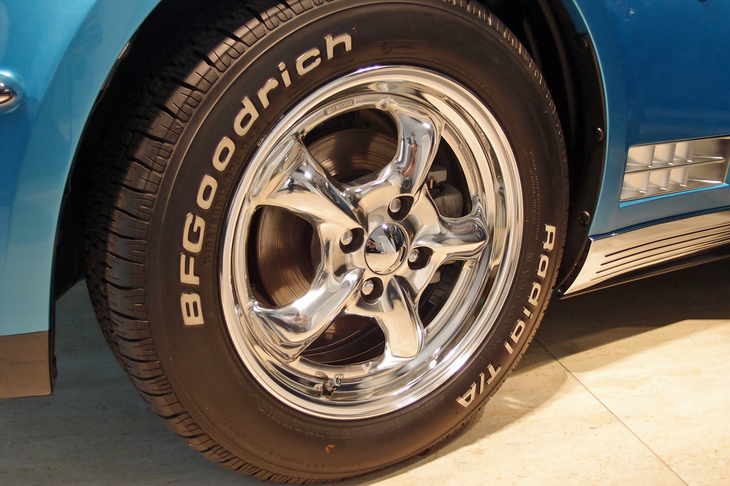 クロームがまぶしいホイールは、5スポークの「ロックスター」専用品。タイヤは前後とも、195/60R15サイズのBFグッドリッチである。奥に見えるブレーキディスクとキャリパーは、オリジナルの「マツダ・ロードスター」のものがそのまま採用されている。