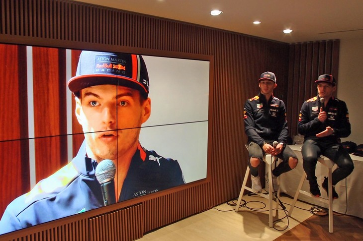 パーティーの開始から待つこと30分。ようやくこの日の主役、マックス・フェルスタッペンとピエール・ガスリーが会場に到着した。2人とも同じチームジャケットをまとっているものの、下半分のファッションにはそれぞれの個性が出ている？