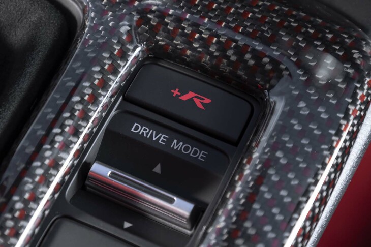 ドライブモードセレクターはシフトレバーの右側にレイアウト。「＋R」スイッチがプッシュボタンとして独立したのが新しい。