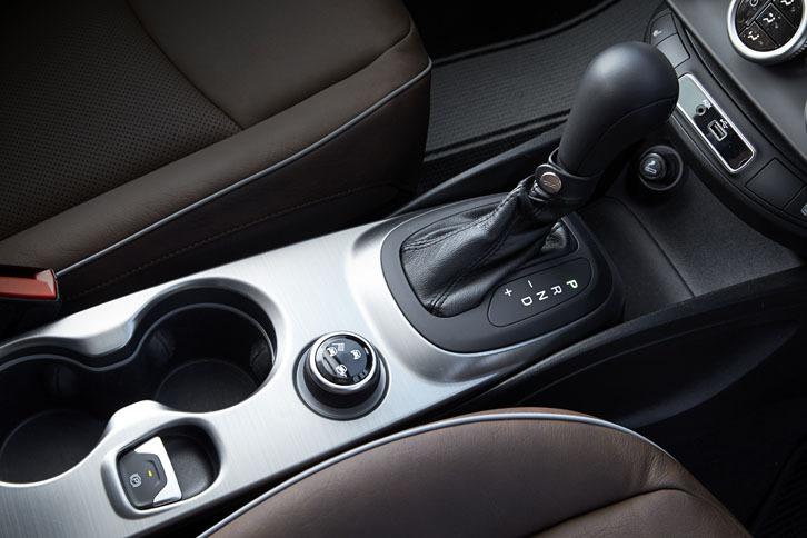 トランスミッションはトルコン式の9段AT。シフトの手前にある「ドライブムードセレクター」で「Auto」「Sport」「Traction」の3つのドライビングモードを選べる。