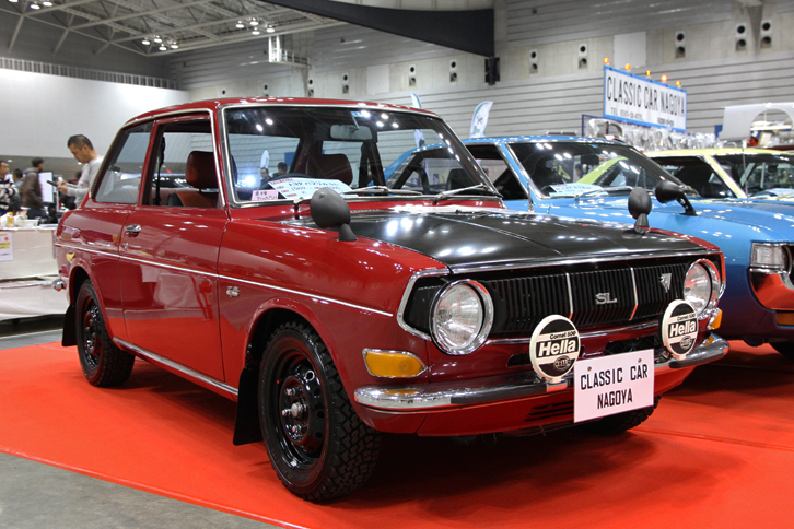 1969年「トヨタ・パブリカ1100SL」。これも珍しい2代目パブリカの、ツインキャブエンジンを積んだ高性能グレードの初期型。クラシックカーナゴヤの出展で、価格は220万円。