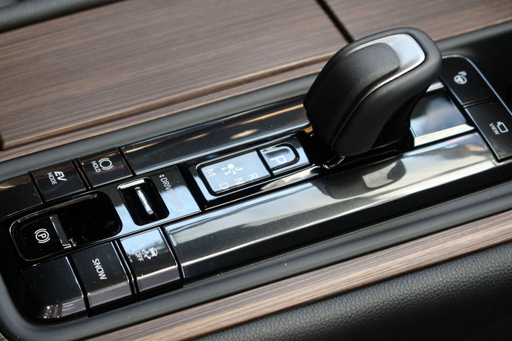 トヨタ・クラウン セダン（センターコンソール）