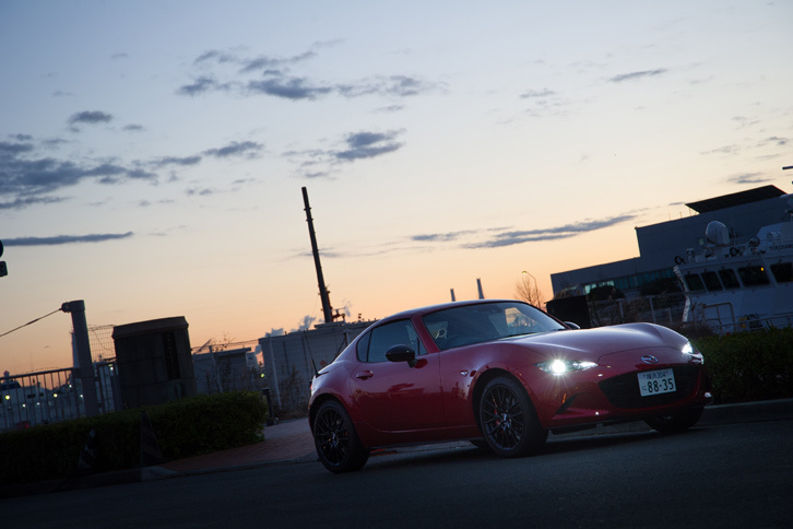 燃費性能は全仕様共通で15.6km/リッター（JC08モード）。「RS」と「VS」の上位2グレードにはブラインド・スポット・モニタリングや車線逸脱警報などの安全装備が、標準で備わる。