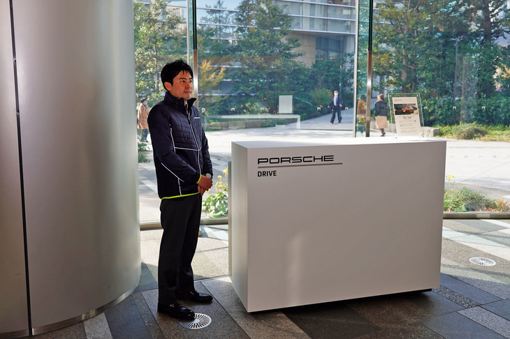 虎ノ門ヒルズの2階に設置された「ポルシェ・ドライブ」の受付カウンター。