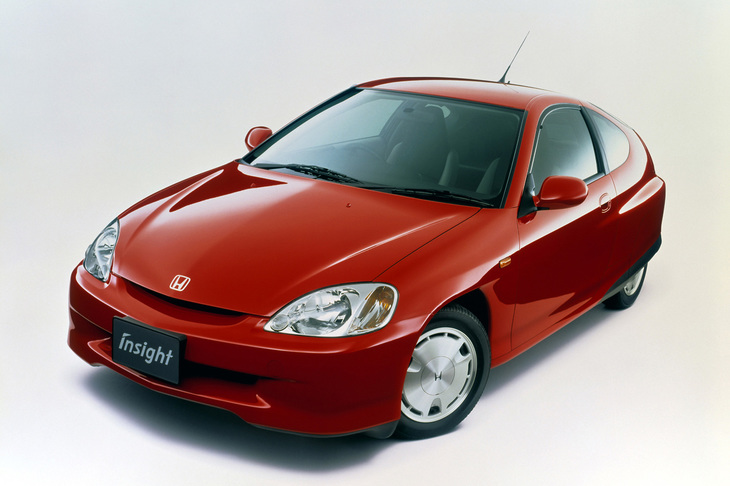 1999年9月に発表された「ホンダ・インサイト」。パワーユニットはシンプルなパラレルハイブリッドだったが、空気抵抗を徹底的に抑えたエクステリアデザインと、軽量なアルミボディーにより、32.0km/リッター（10・15モード）という燃費を実現していた。