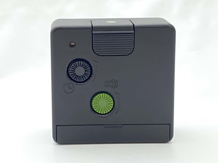 実は残念な点も「BA1」から引き継いでいた。面一化した時刻調整およびアラーム時刻設定ボタンは、決して回しやすい形状ではない。