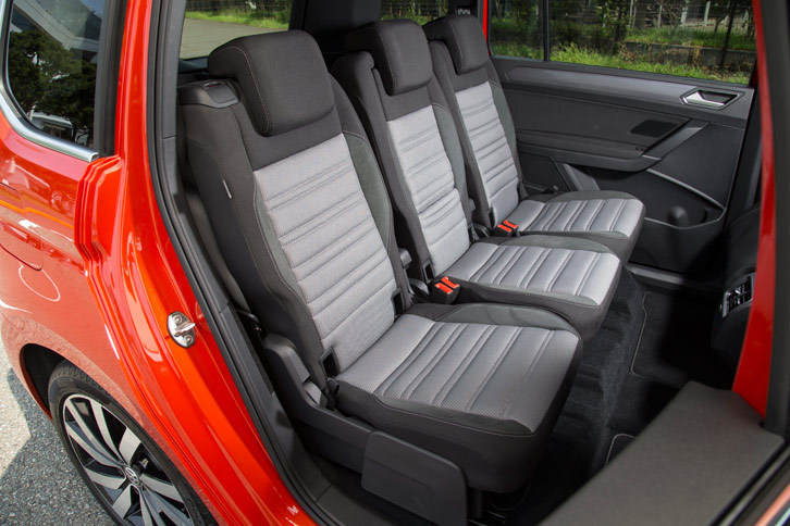 
	シートレイアウトや各席の調整機構などについては、他のグレードと同じ。2列目シートは3座それぞれにリクライニング調整機構や可倒機構が備わる。
	