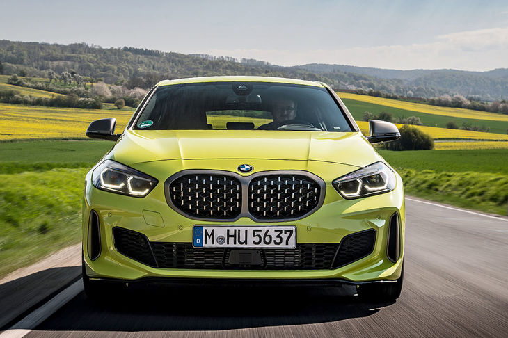 BMWのエントリーモデルである「1シリーズ」。「M135i xDrive」はその高性能グレードであり、今回シャシーを中心に改良を受けた。