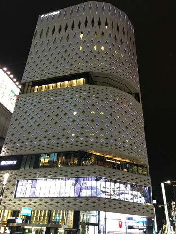 夜の銀座プレイス。その4～6階は、2017年3月閉鎖予定のソニービルから引っ越してきた、ソニーのショールームになっている。