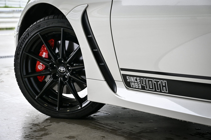 トヨタGR86 RZ“40th Anniversary limited”（フロントホイール＜ダークグレーメタリック塗装／センターオーナメント付き＞）